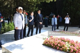 Milli Musiqi Günü münasibətilə I Fəxri xiyabanda Üzeyir Hacıbəylinin məzarı ziyarət edilib - FOTO 