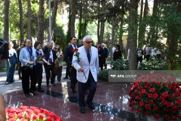 Milli Musiqi Günü münasibətilə I Fəxri xiyabanda Üzeyir Hacıbəylinin məzarı ziyarət edilib - FOTO 