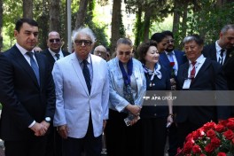 Milli Musiqi Günü münasibətilə I Fəxri xiyabanda Üzeyir Hacıbəylinin məzarı ziyarət edilib - FOTO 