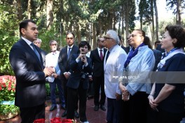 Milli Musiqi Günü münasibətilə I Fəxri xiyabanda Üzeyir Hacıbəylinin məzarı ziyarət edilib - FOTO 