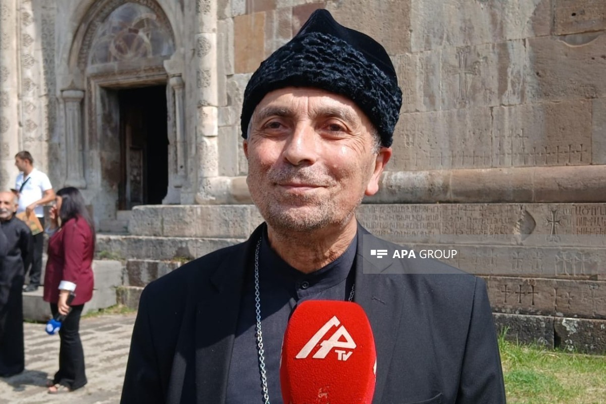 Alban-Udin Xristian İcmasının sədri Robert Mobili