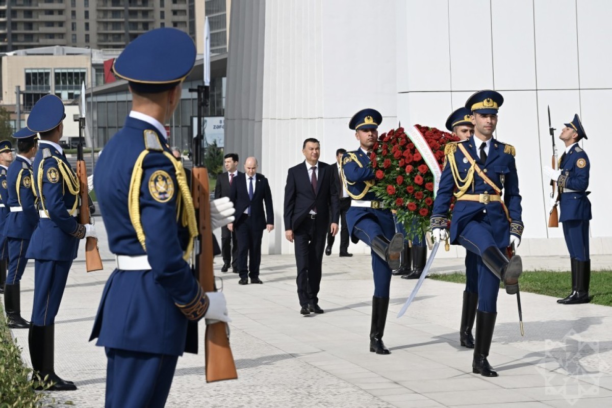 Tajik Prime Minister visits Victory Park in Baku