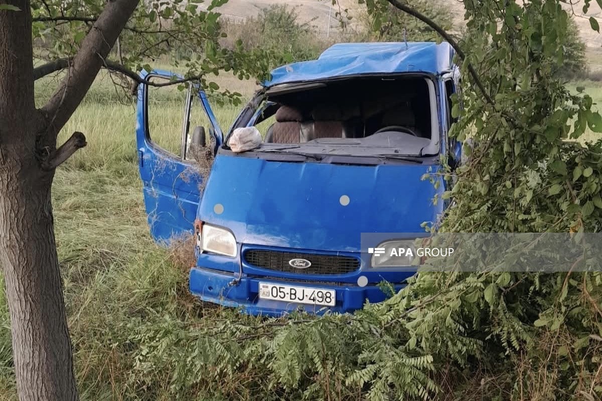 Ağstafada fəhlələri daşıyan mikroavtobus aşıb, 4 nəfər xəsarət alıb - <span class="red_color">FOTO