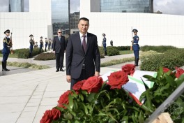 Tacikistanın Baş naziri Zəfər parkını ziyarət edib
