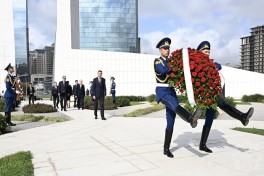 Tacikistanın Baş naziri Zəfər parkını ziyarət edib