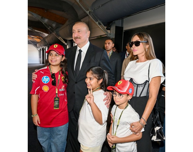 Prezident İlham Əliyev və birinci xanım Mehriban Əliyeva Formula 1 Azərbaycan Qran-Prisinin əsas yarışına baxıblar - YENİLƏNİB-2 