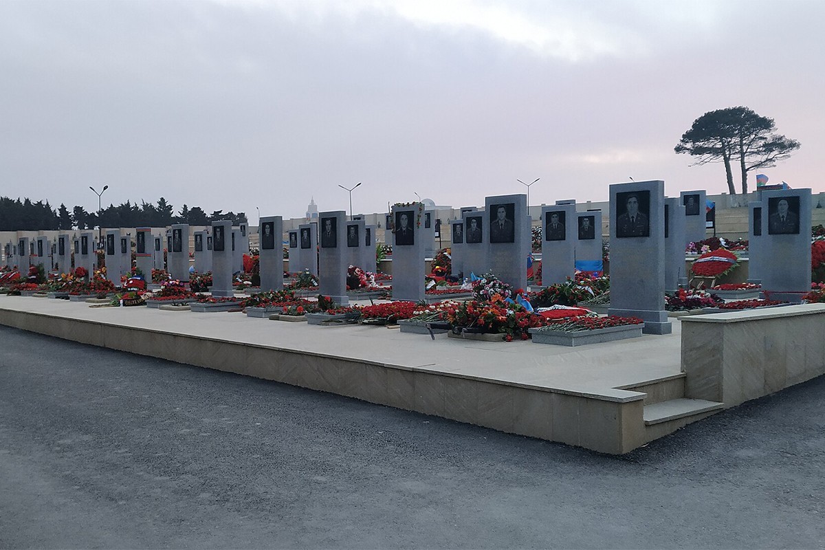 Vətən müharibəsinin ildönümü ilə əlaqədar Hərbi Memorial Məzarlığa ziyarət başlayıb