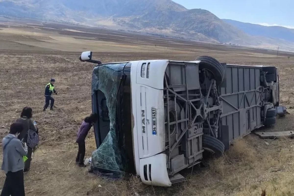 Türkiyədə avtobusla avtomobil toqquşub: 7 nəfər ölüb, çox sayda yaralı var