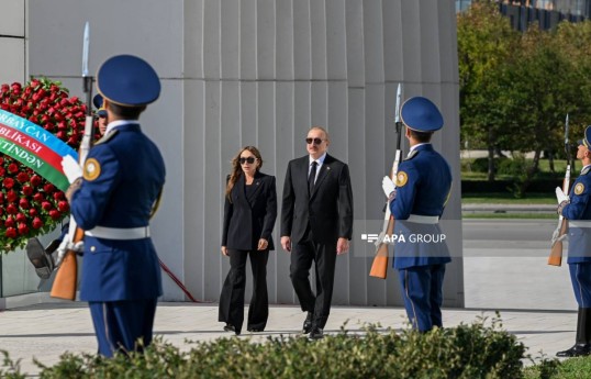Prezident və birinci xanım Anım Günü ilə əlaqədar Bakıdakı Zəfər parkında olub