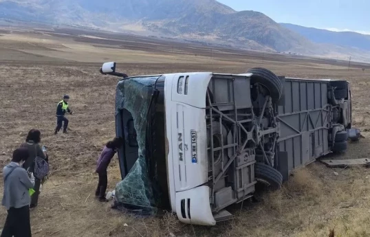 Türkiyədə avtobusla avtomobil toqquşub: 7 nəfər ölüb, çox sayda yaralı var