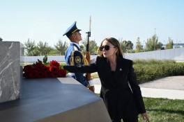 Prezident və birinci xanım Anım Günü ilə əlaqədar Bakıdakı Zəfər parkında olub