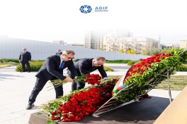 Əmanətlərin Sığortalanması Fondunun kollektivi Anım Günü ilə əlaqədar Zəfər Parkını ziyarət edib