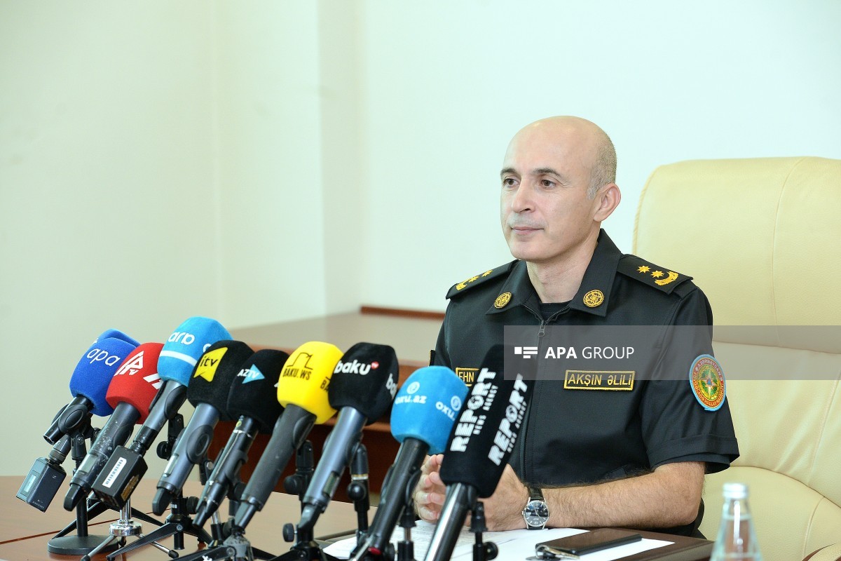 Fövqəladə Hallar Nazirliyinin (FHN) Kiçikhəcmli Gəmilərə Nəzarət və Sularda Xilasetmə Dövlət Xidmətinin İctimaiyyətlə əlaqələr və təbliğat şöbəsinin rəisi, daxili xidmət polkovnik-leytenantı Akşin Əlili