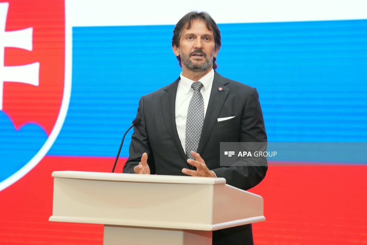 Slovakiya Respublikasının Baş nazirinin müavini və müdafiə naziri Robert Kalinak