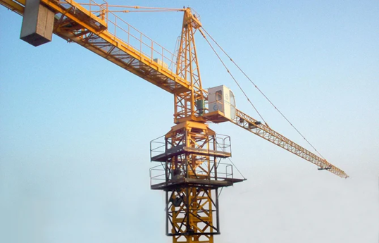İrəvanda qaldırıcı kran aşıb, 3 nəfər ölüb