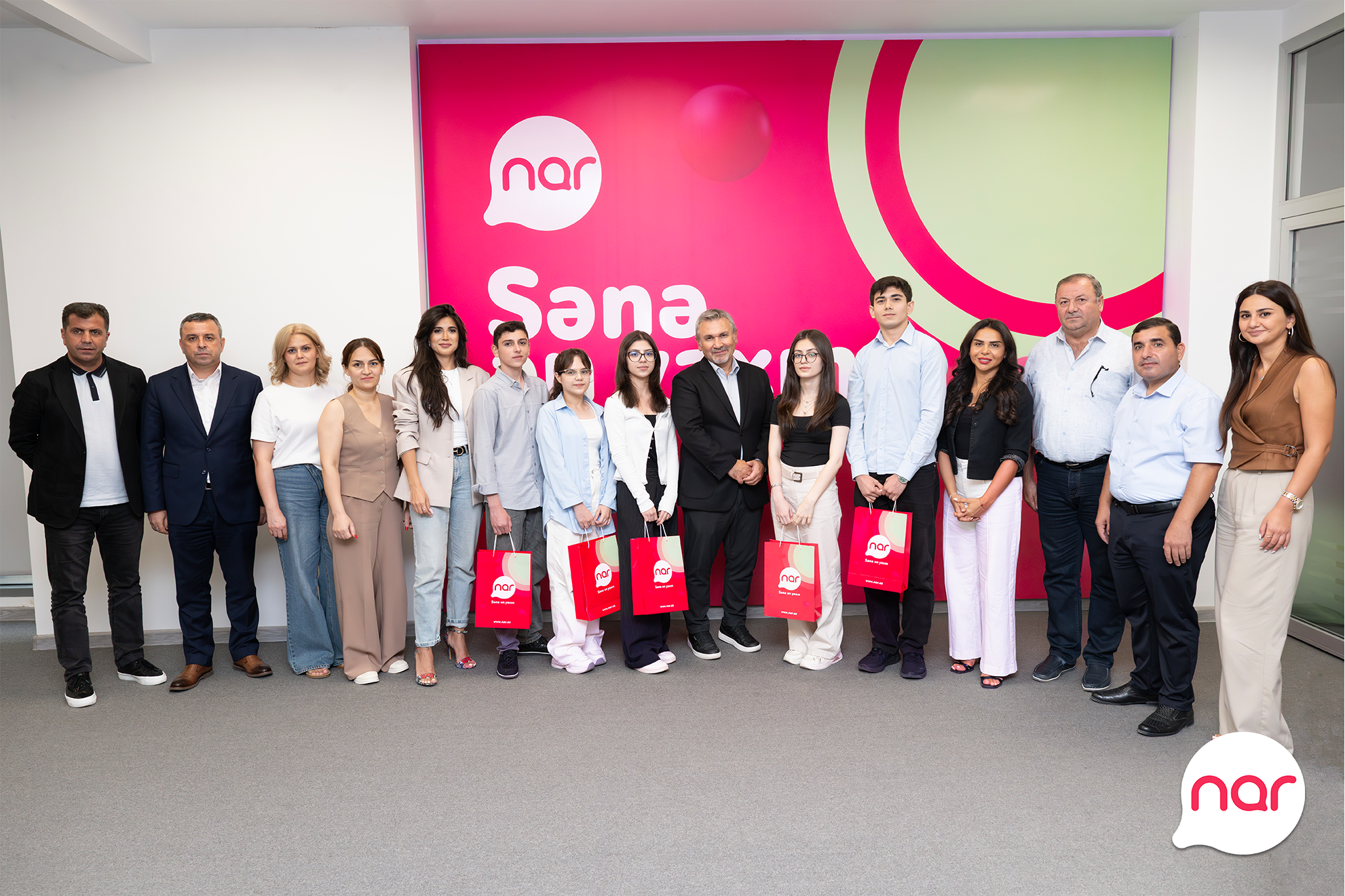 “Nar” ilin ən yüksək nəticə göstərən abituriyentlərini mükafatlandırıb