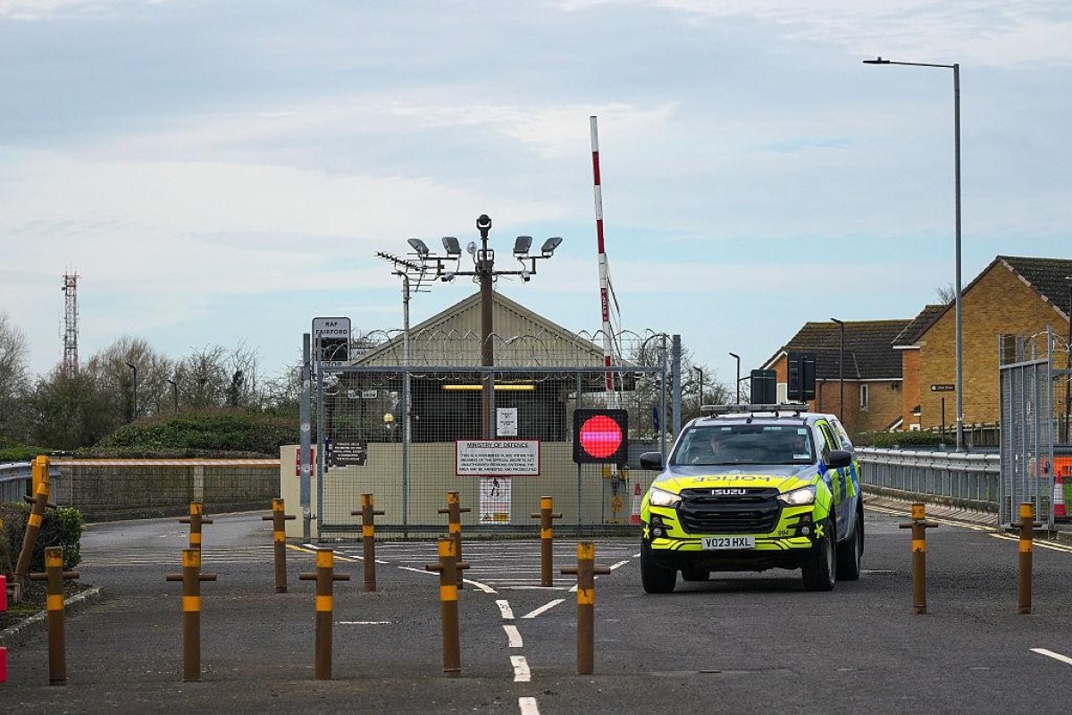 Britaniya polisi ABŞ bazasının yaxınlığında saxlanılan şəxslərin avtomobillərində partlayıcı tapmayıb