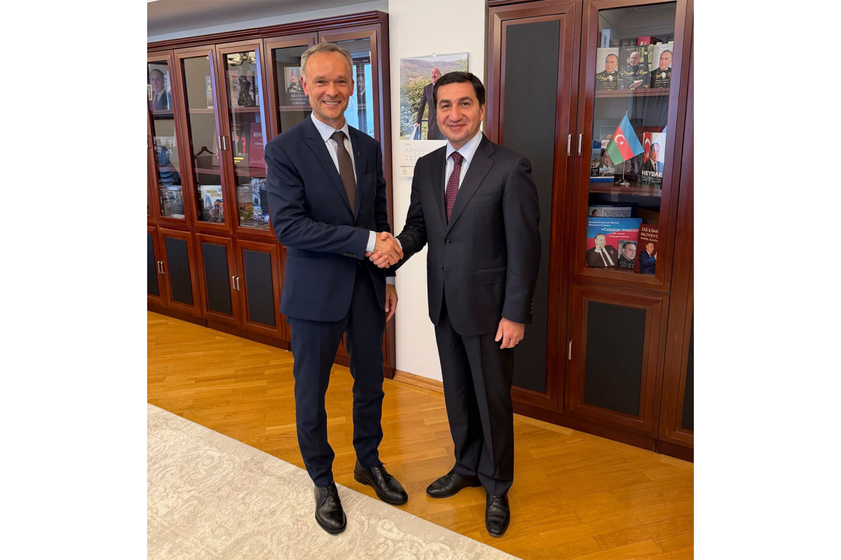 Azərbaycan Respublikası Prezidentinin köməkçisi – Prezident Administrasiyasının Xarici siyasət məsələləri şöbəsinin müdiri Hikmət Hacıyev və Litvanın Azərbaycandakı səfiri Kestutis Vaşkele­viçius