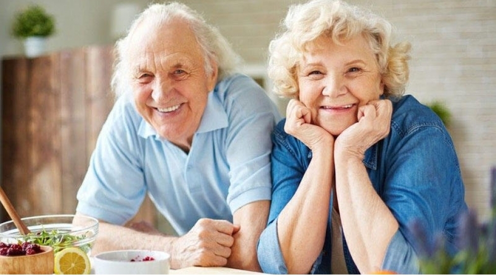 Долголетие с какого возраста. Пожилые люди. Питание пожилых. Счастливая бабушка. Бабушка и дедушка за столом.